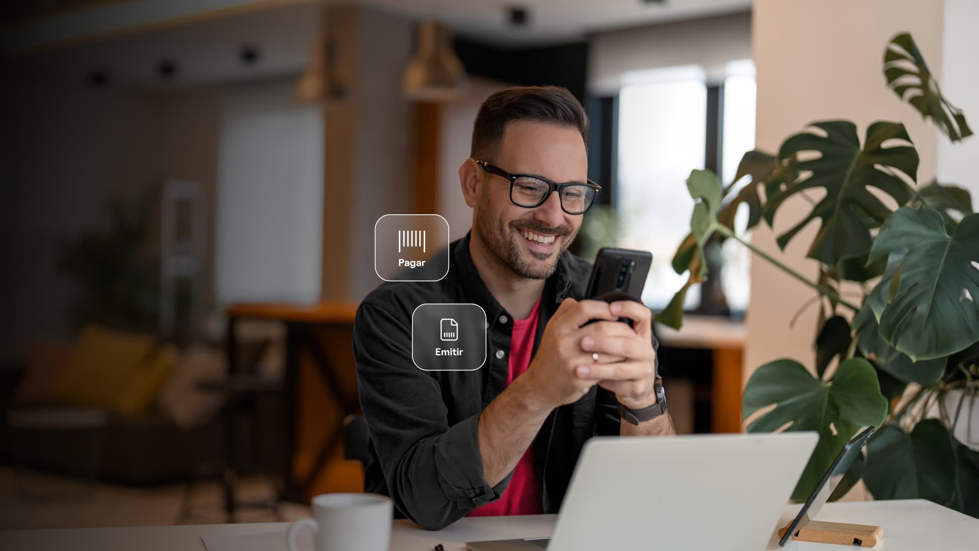 Homem segurando um celular na mão em um escritório